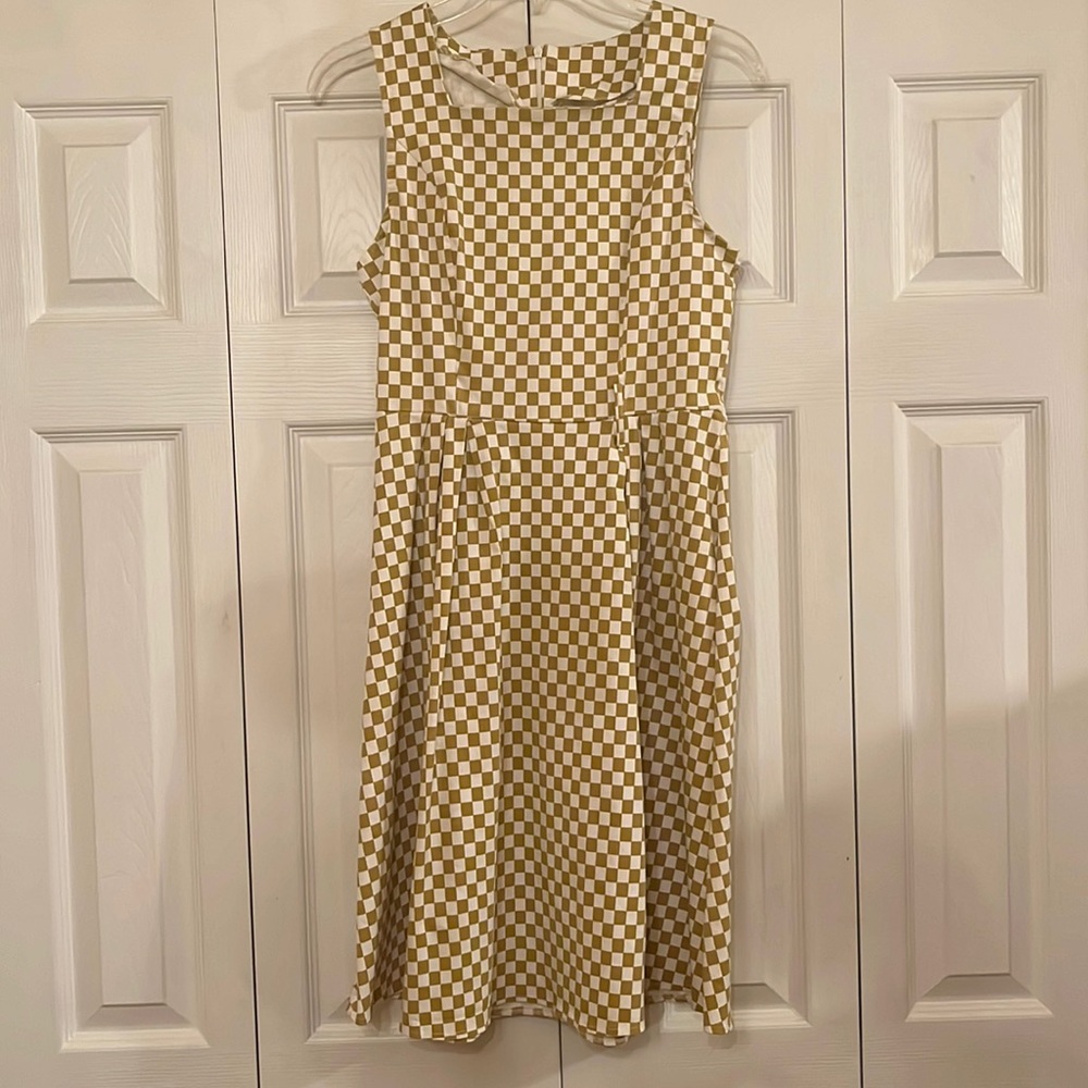 Vintage square neckline pleated dress. Yellow and white checkered.